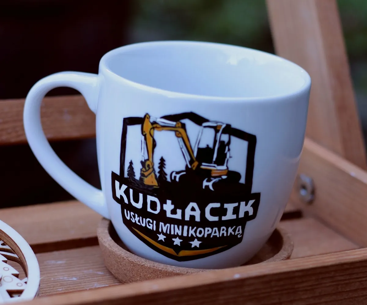 Kubek z logo firmy — rękodzieło: porcelana