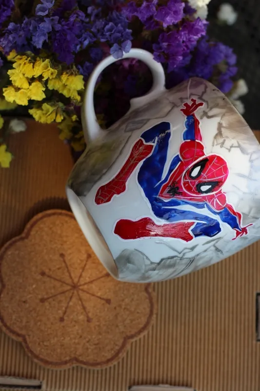 Kubek z superbohaterem — rękodzieło: porcelana