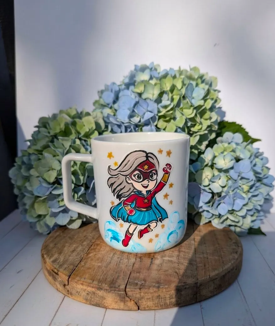 Mała superbohaterka — rękodzieło: porcelana