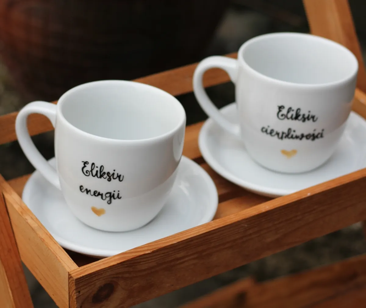 Ręcznie malowane filiżanki z napisami